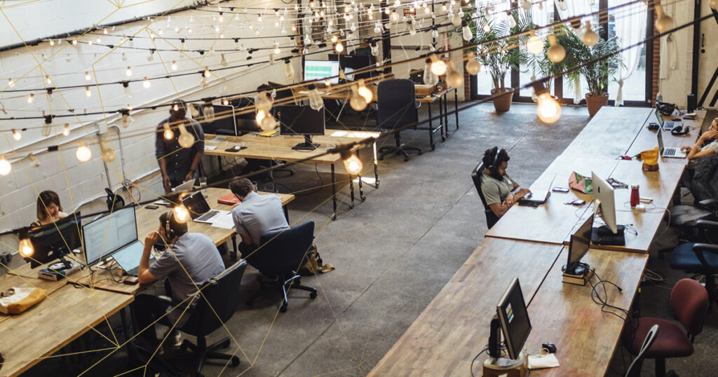 New Work Situation in einem Büro: Offene Fläche, Menschen arbeiten