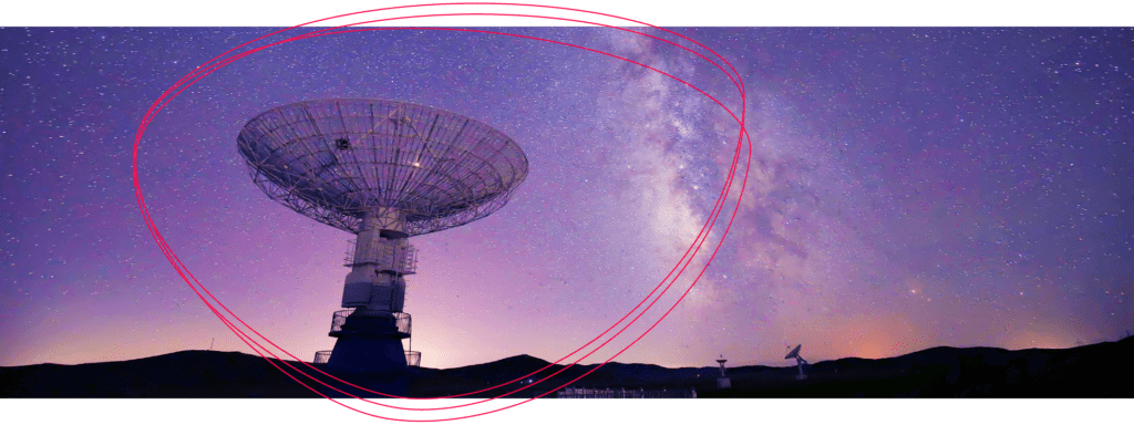 Eine große Satellitenschüssel steht vor einem Sternenhimmel. Die Milchstraße ist deutlich zu sehen. Der Himmel leuchtet in Blau und Lila. Unten sind dunkle Hügel zu erkennen.