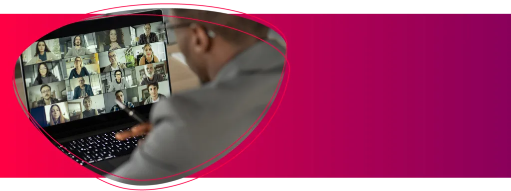 Person schaut auf einen Laptop mit vielen Teilnehmenden in einer Videokonferenz.