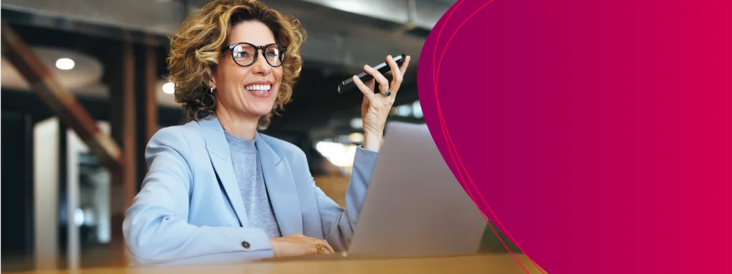 Eine Frau im Businessoutfit telefoniert mit ihrem Handy